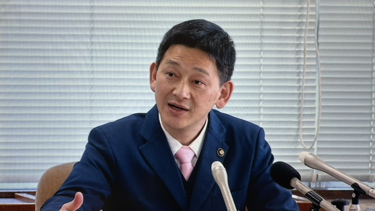 会見に臨む鶴間釧路市長（24日、釧路市役所）