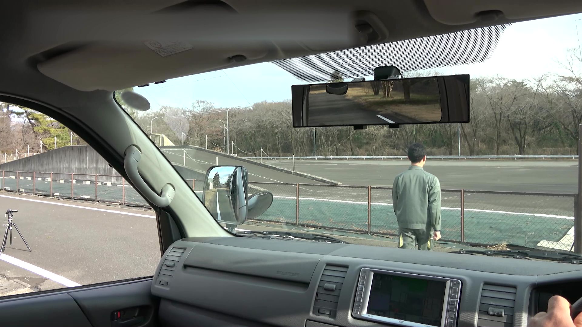 高さが低い「キックバイク」は車から死角になりがち