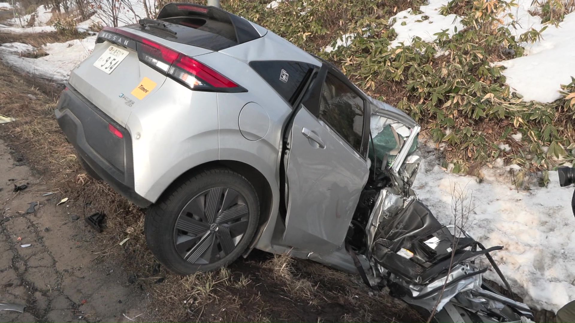 大破し道路から転落した乗用車