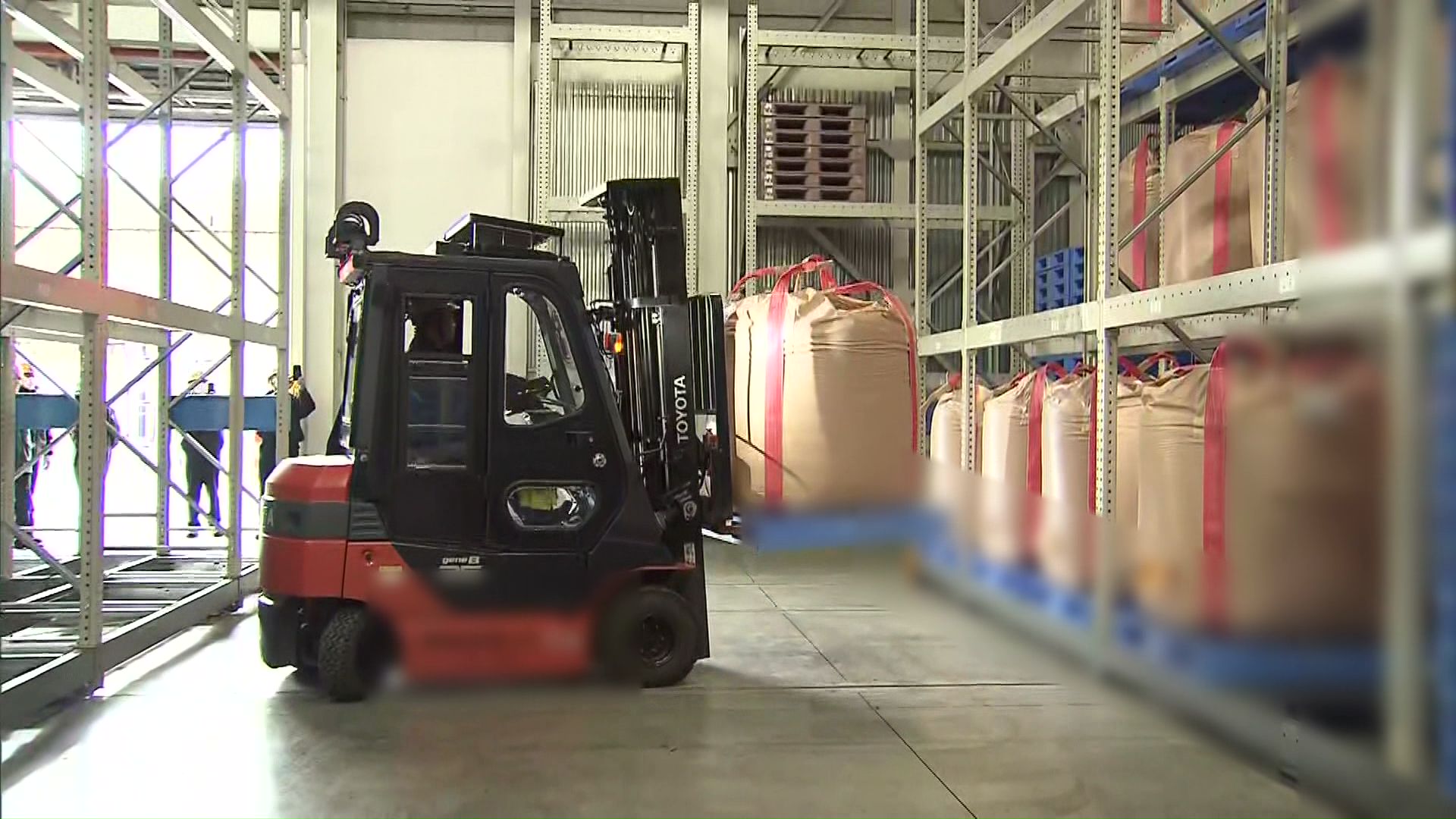 北海道の倉庫に運びこまれた「備蓄米」