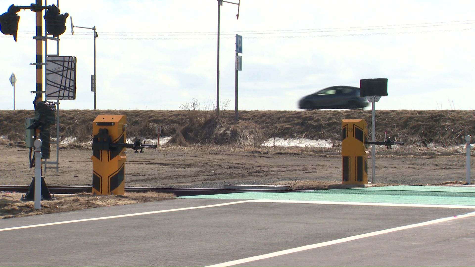 新しい踏切は4月中旬ごろ開通予定