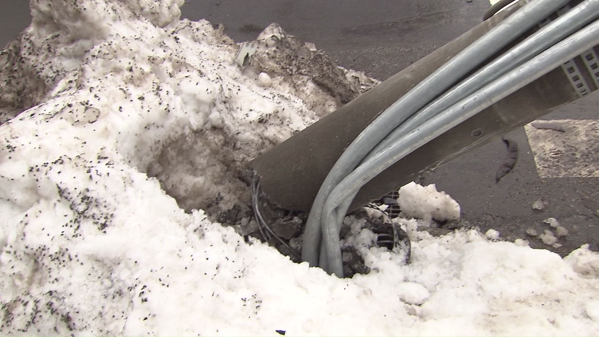 根本から折れている信号機の柱