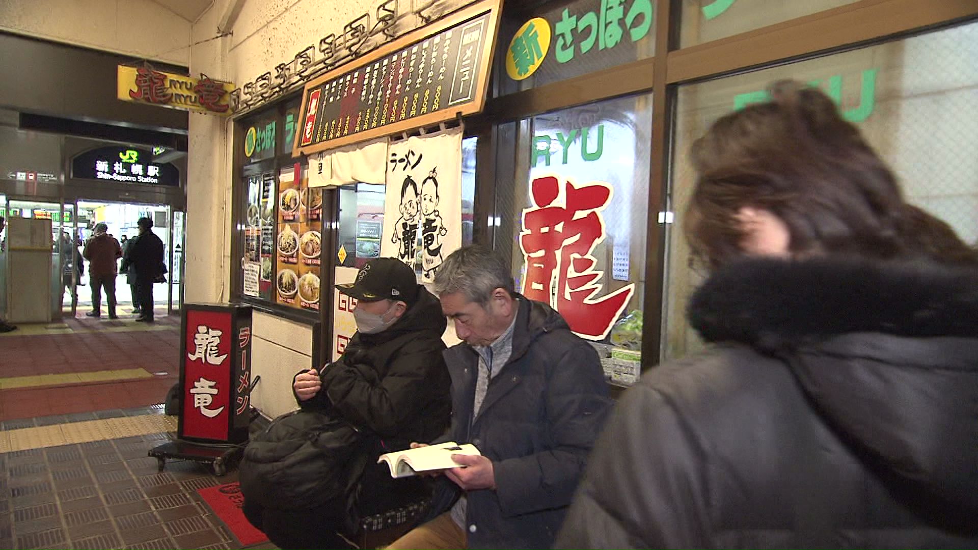 店の外では50人ほどの列