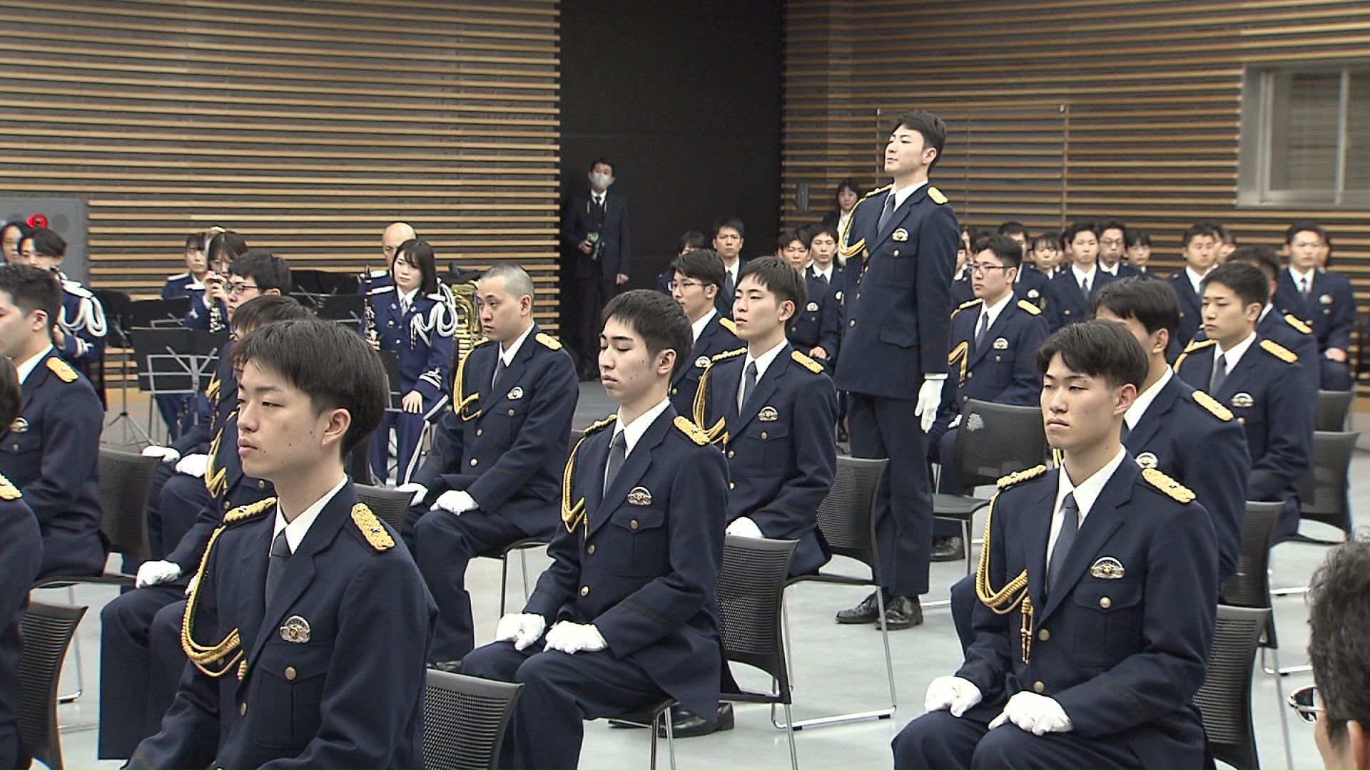 卒業する警察官