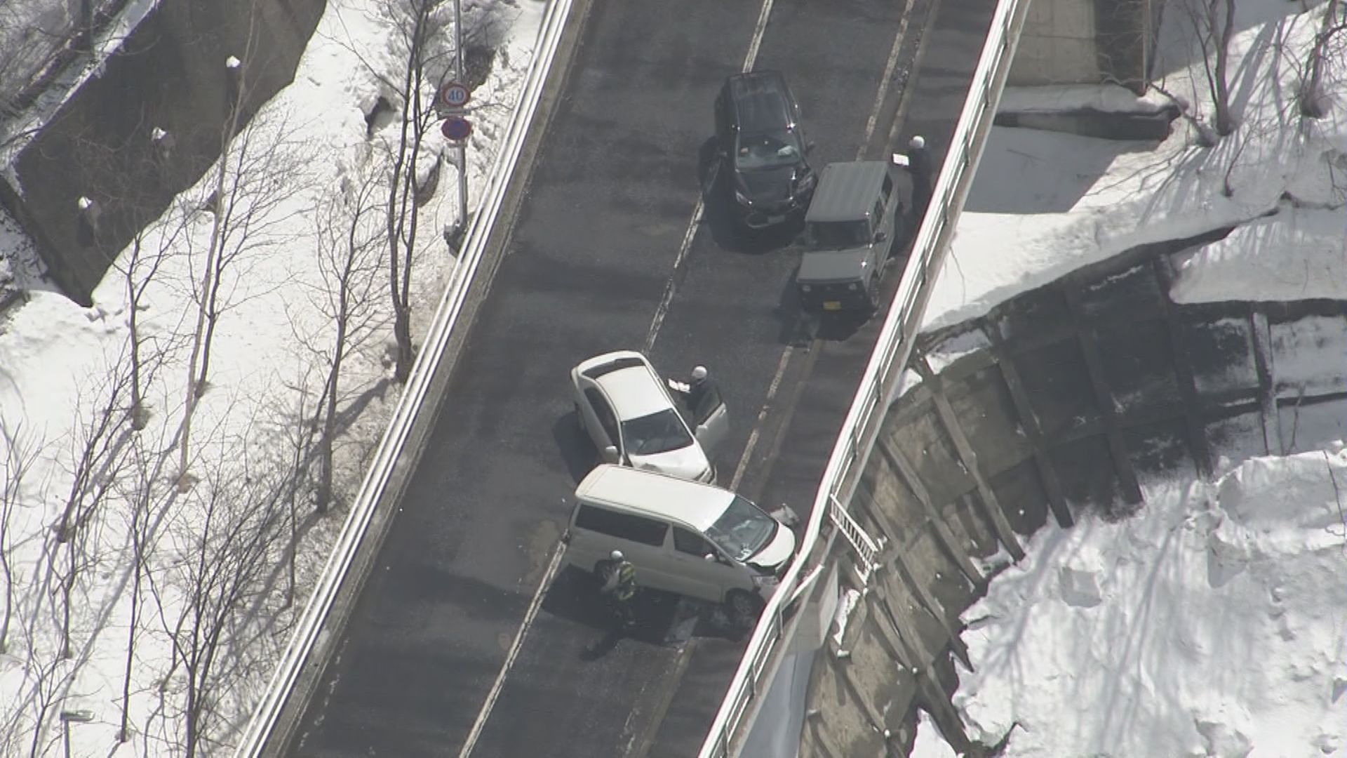 橋の上で複数台がからむ事故があった現場(札幌市)