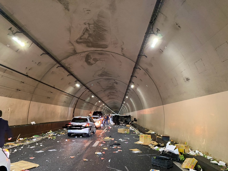 現場は道央道のトンネル内(撮影:視聴者)