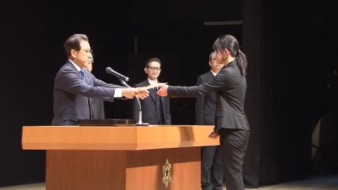 秋元市長から辞令を受ける新人職員