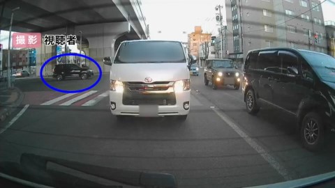 ウインカーをつけて交差点を右折してきた乗用車(撮影:視聴者)