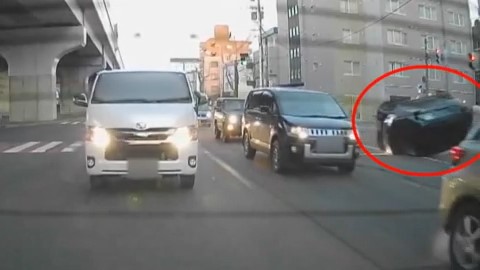 直進車と衝突…衝突された車が弾き飛ばされる