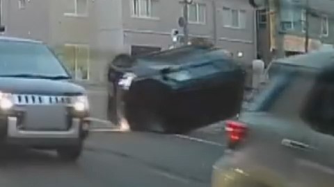 衝突された車が横転