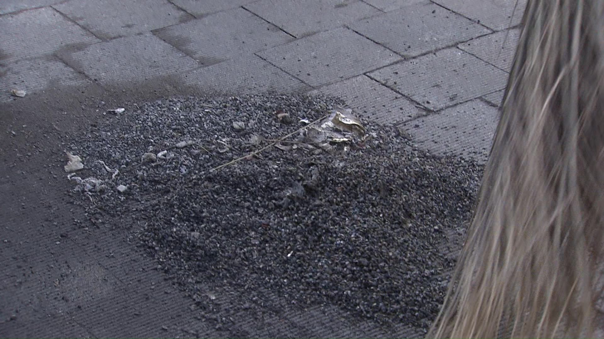 滑り止めとして歩道にまかれた砂