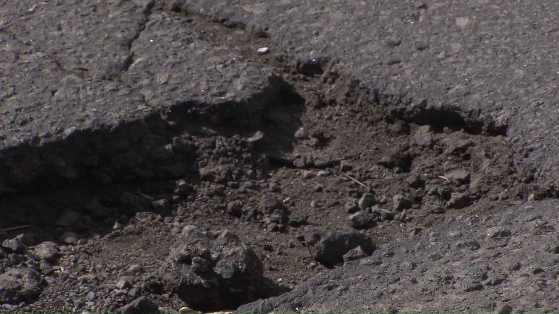 春先に現れるデコボコ路面