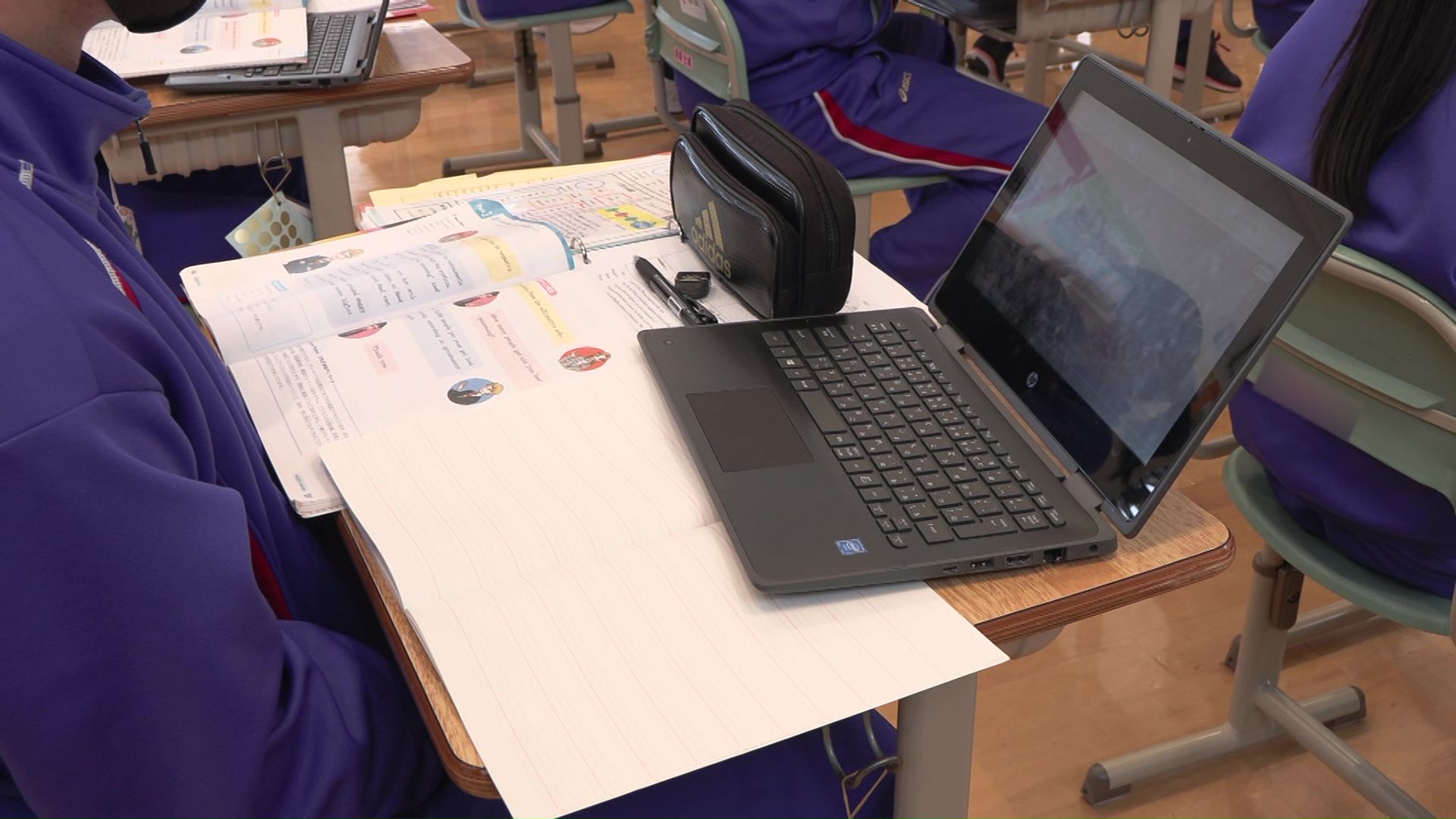 机の上はぎっしぎし