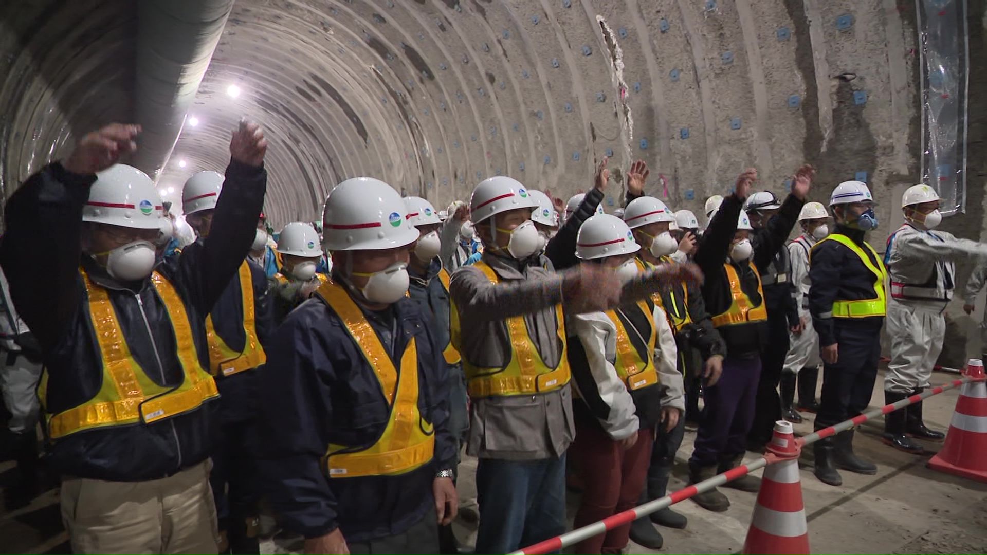 トンネル貫通に沸く工事関係者たち