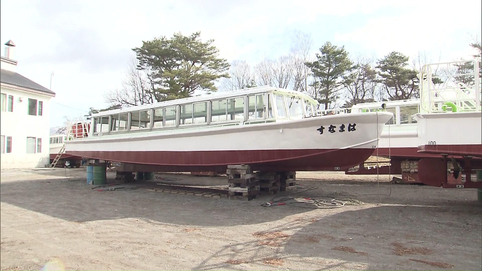 陸揚げされていた遊覧船を湖面に
