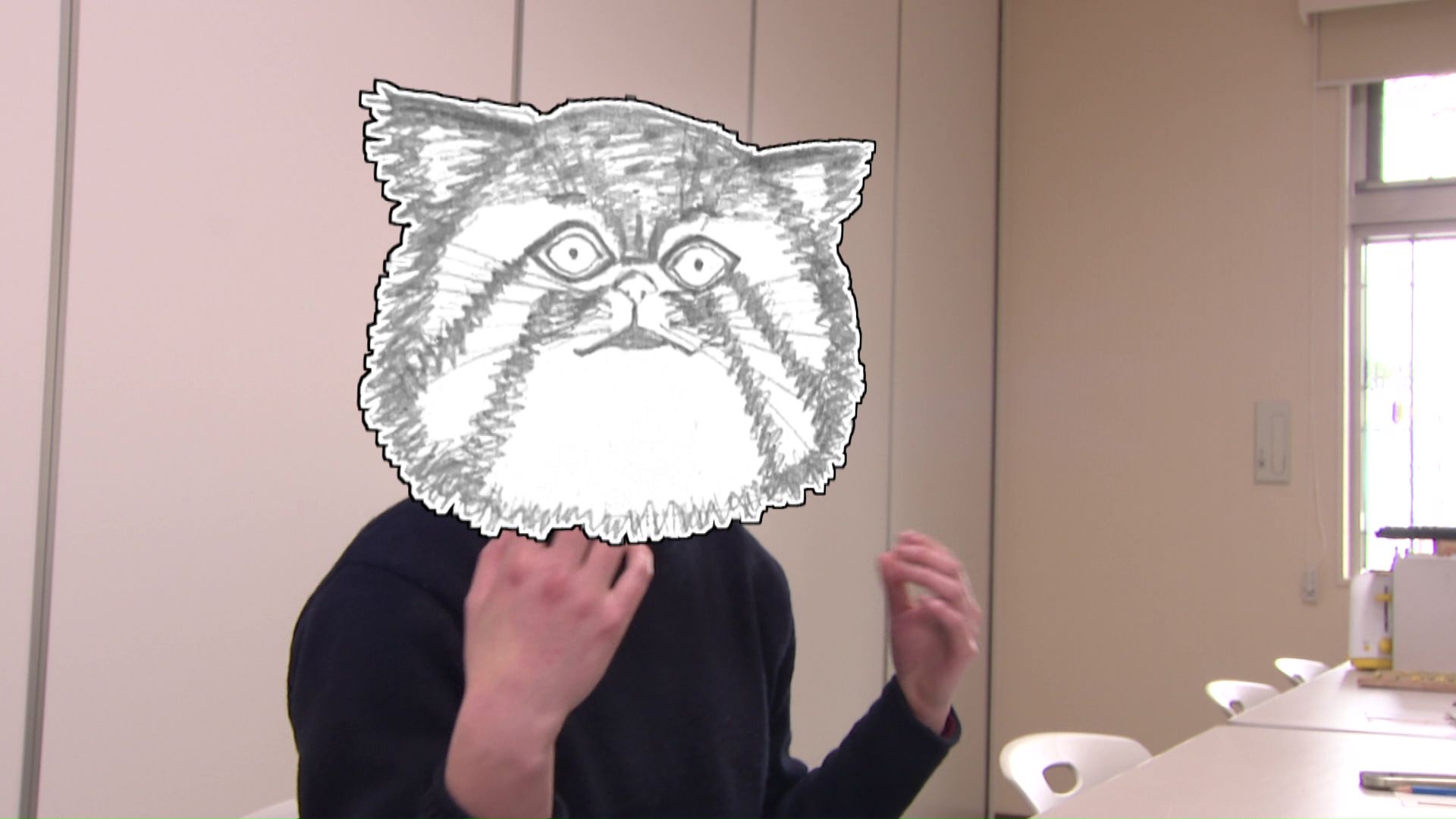 返事を書いている図書館の職員