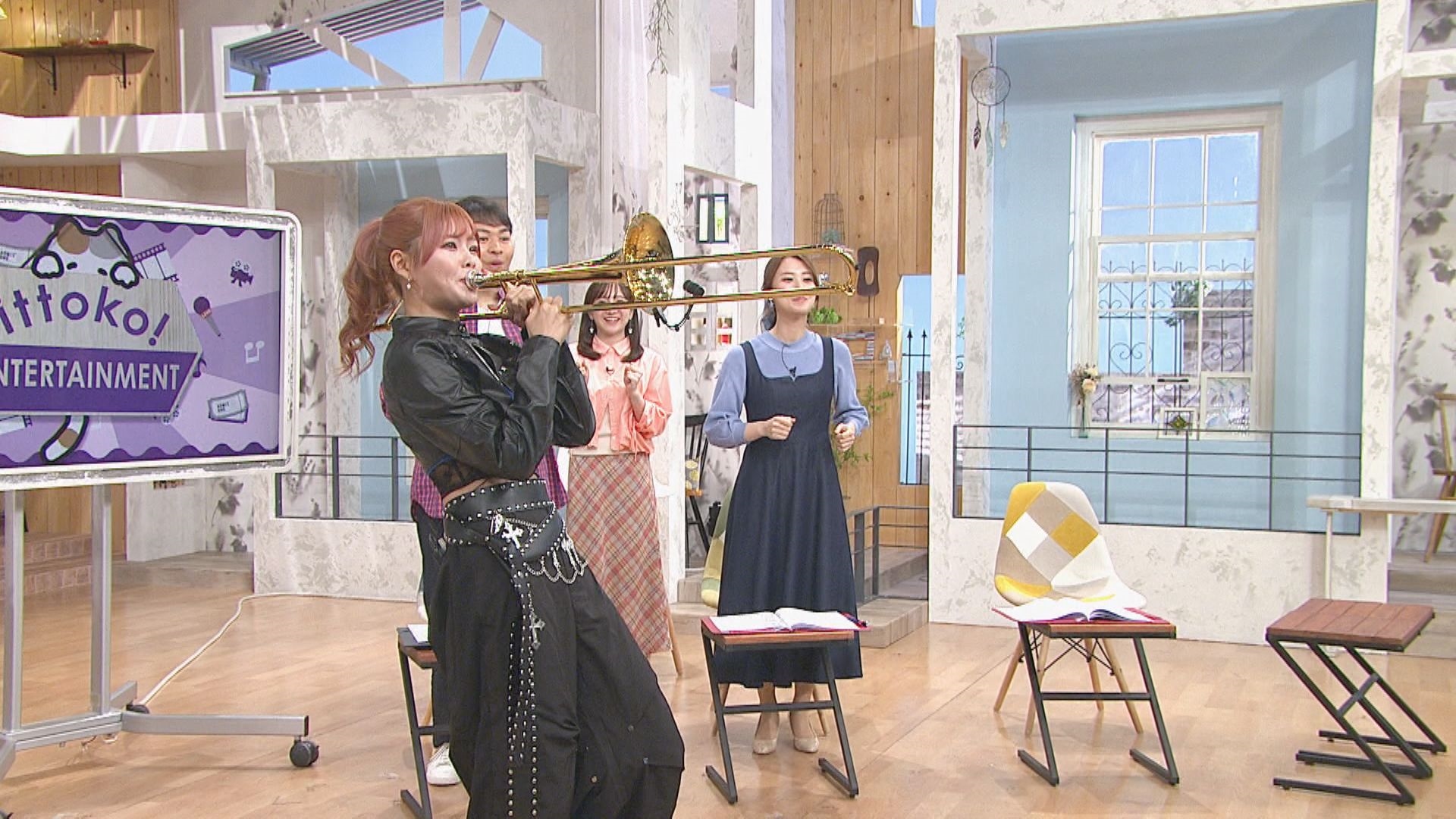 スタジオでトロンボーンの演奏をするErnaさん