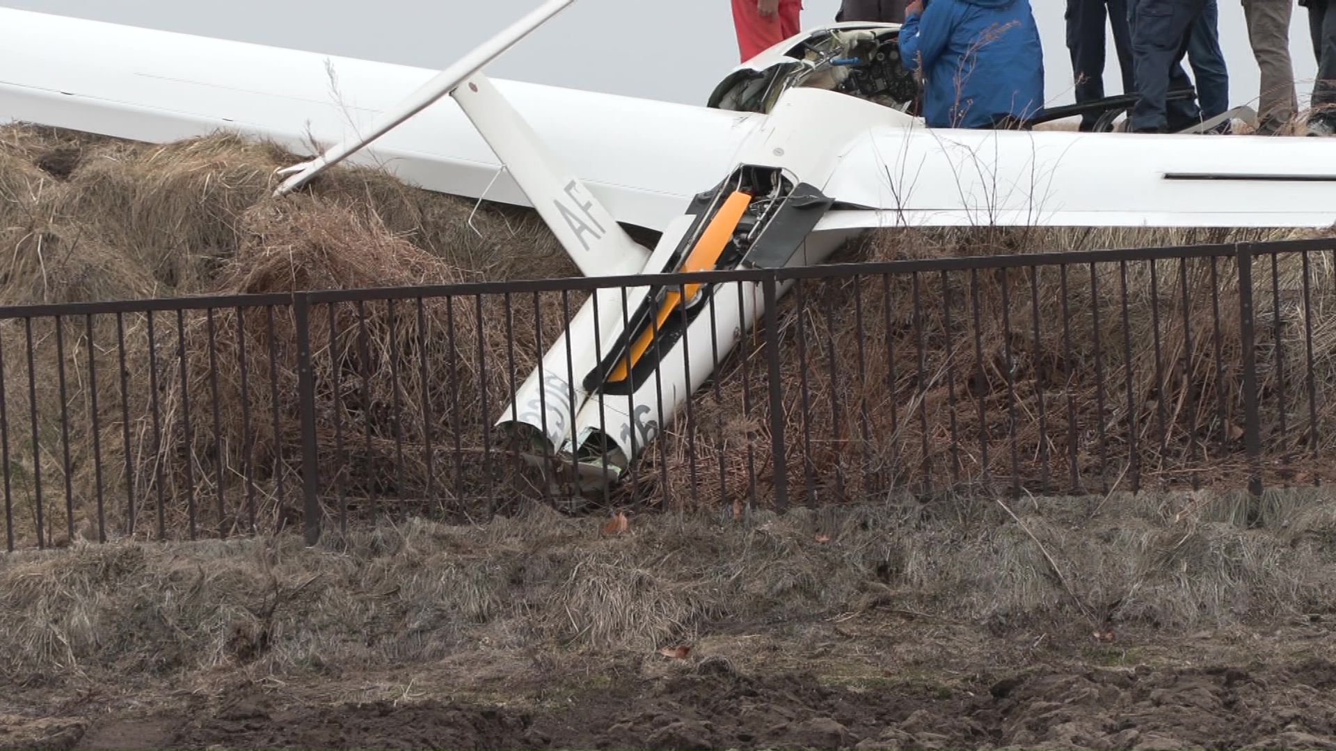 着陸に失敗したグライダー