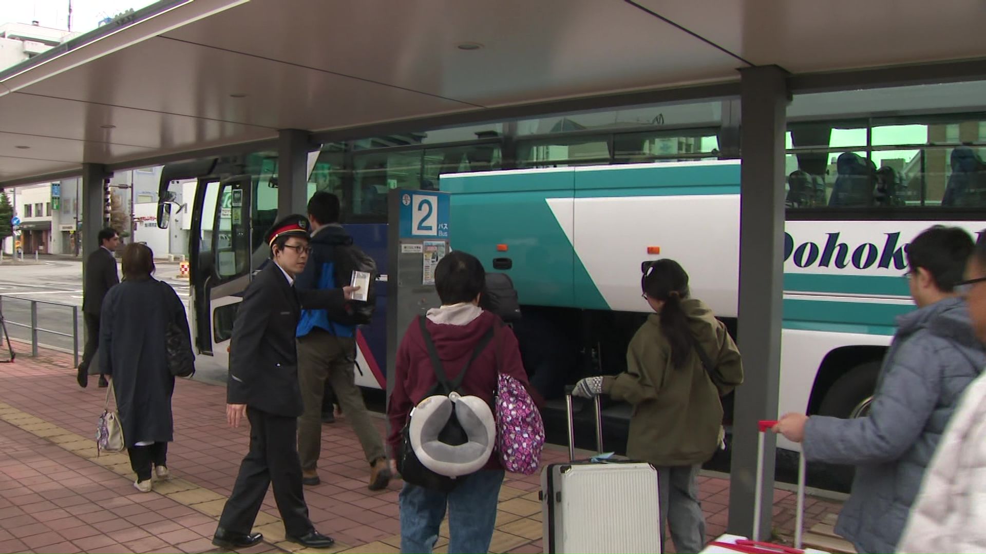 稚内行きのバスに乗車する様子