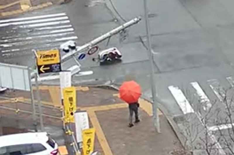 突然倒れてくる信号機の柱 (提供 技研工房)