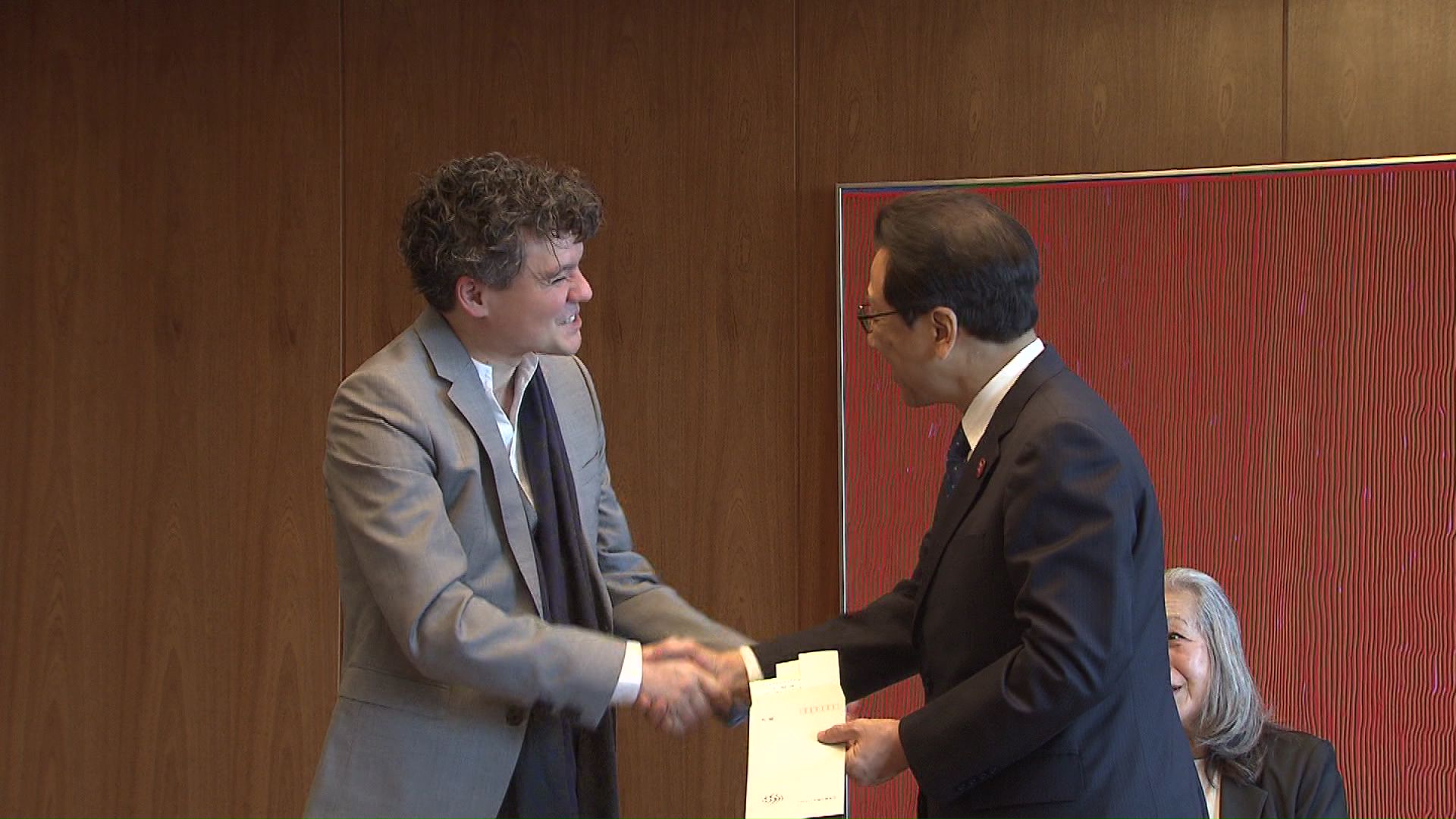 秋元市長とエリアス・グランディさん