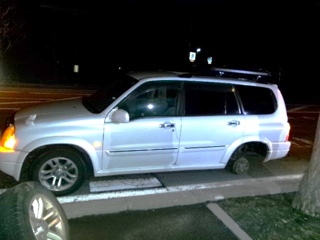 タイヤが脱落した車(提供:道警)