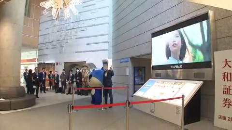 人通りの多い地下に設置された街頭ビジョン