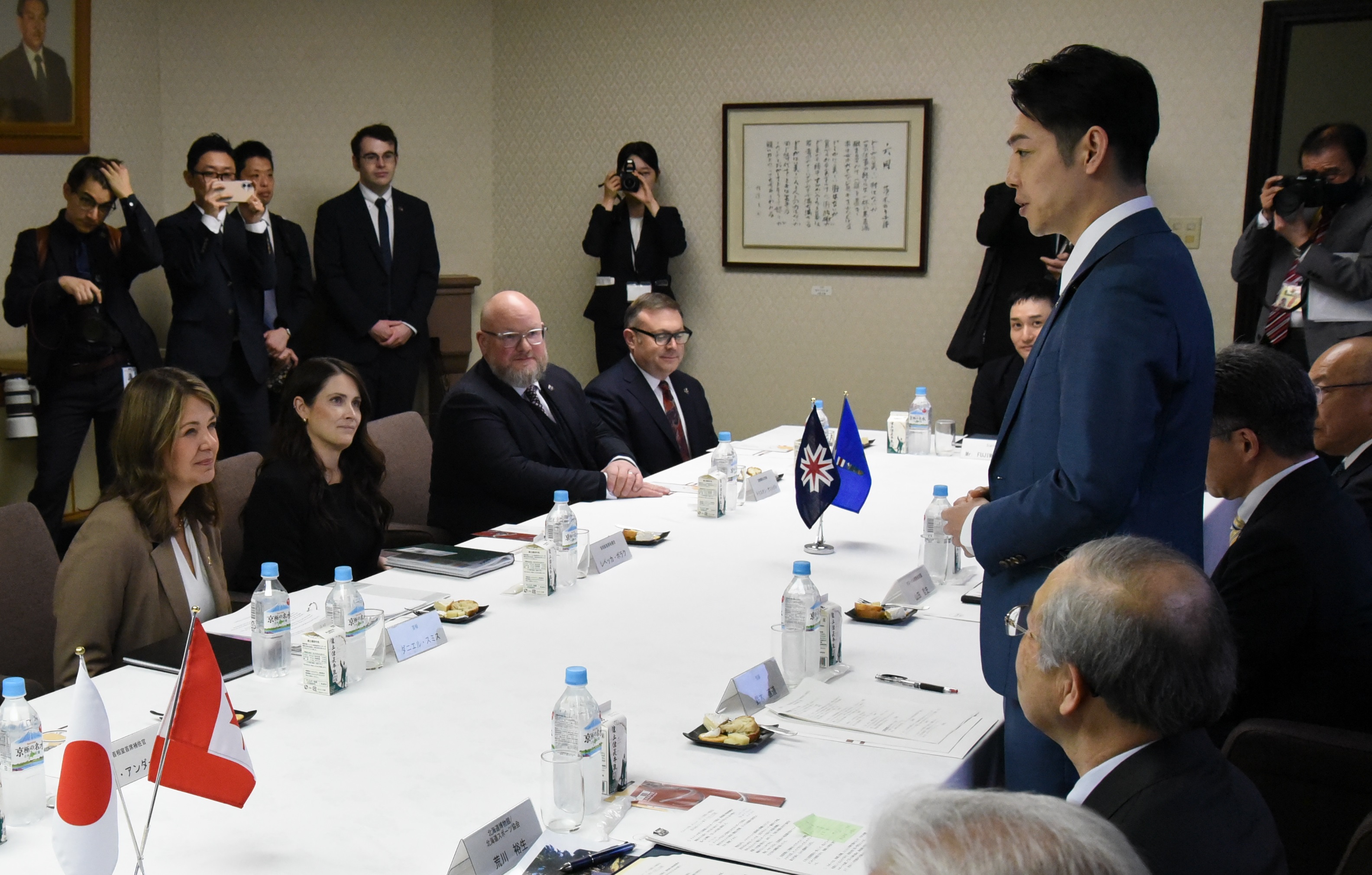 懇談する鈴木知事とスミス首相