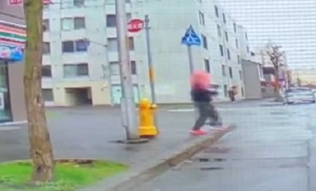 商品を抱えたまま立ち去ろうとする男(撮影:視聴者)