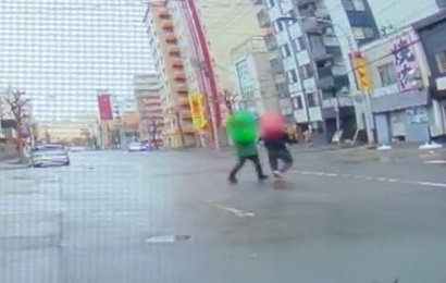 店員に呼び止められ、おとしなくUターンする男(撮影:視聴者)