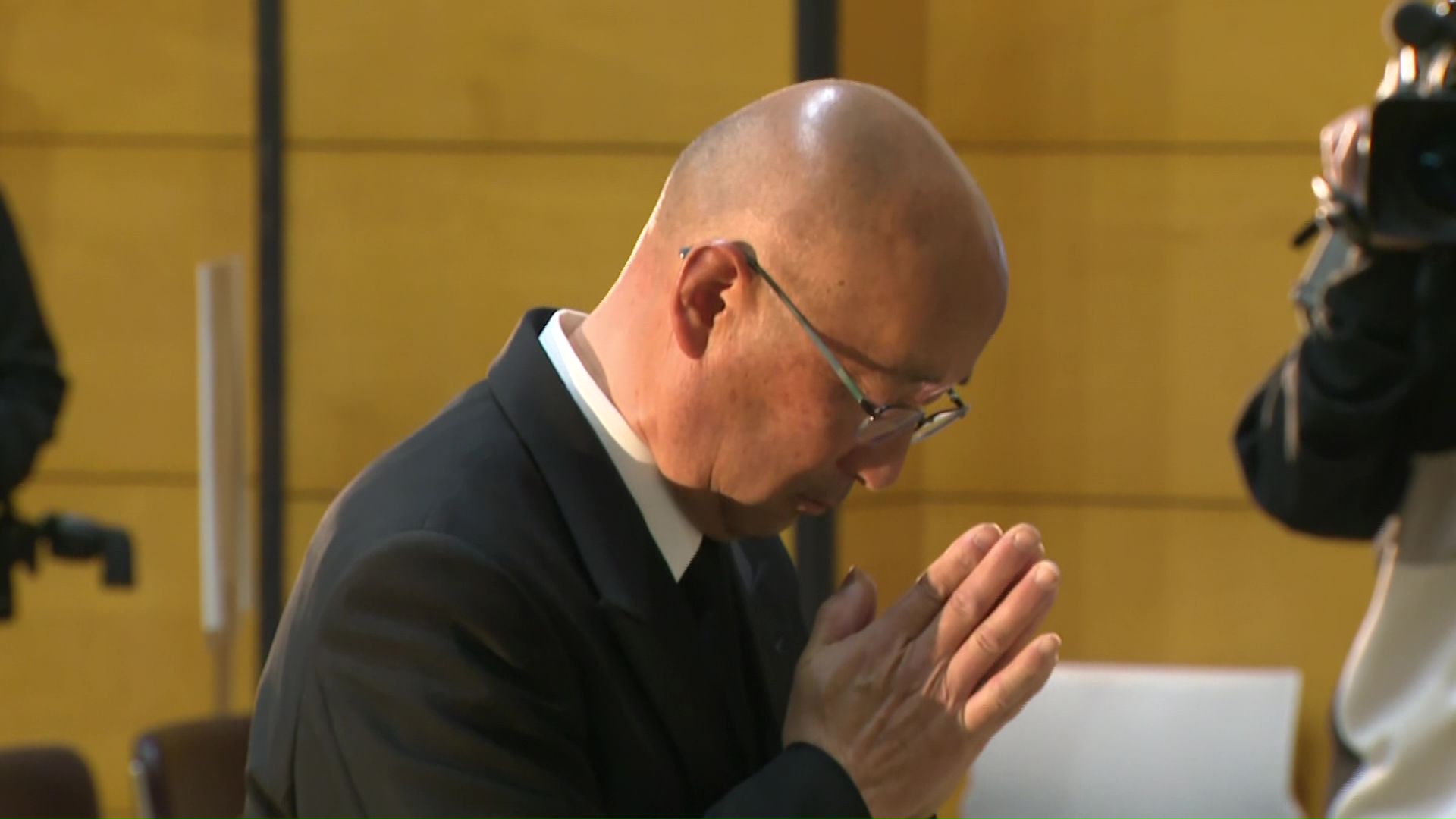 追悼式で花を手向けた捜索ボランティアの桜井さん