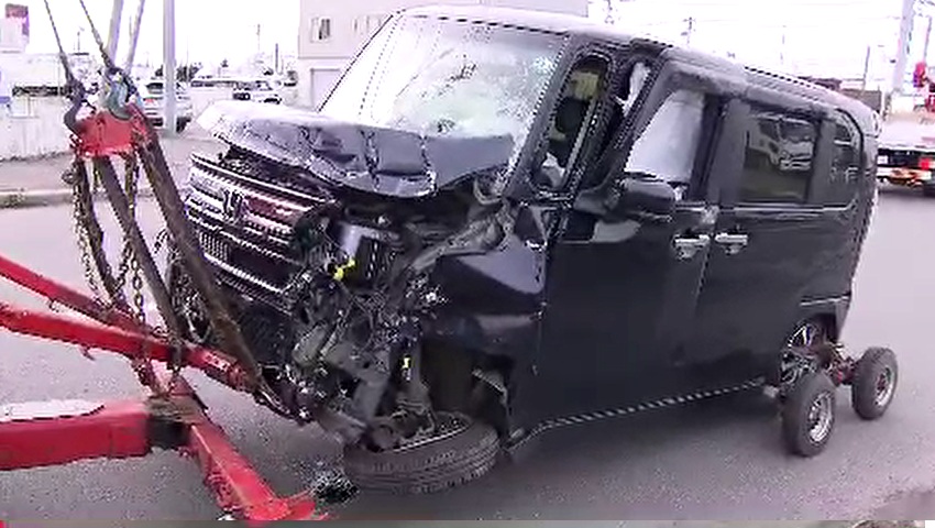 衝突した軽乗用車