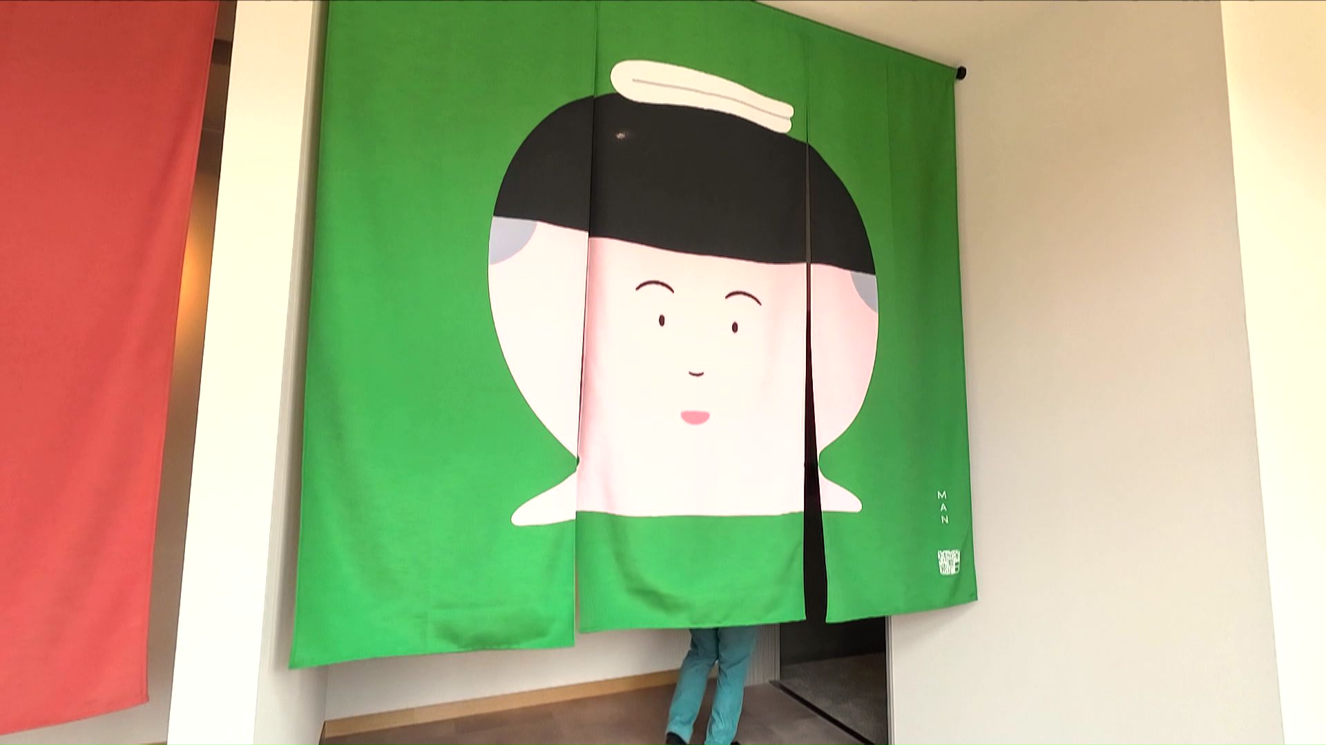 目を引くデザインの暖簾