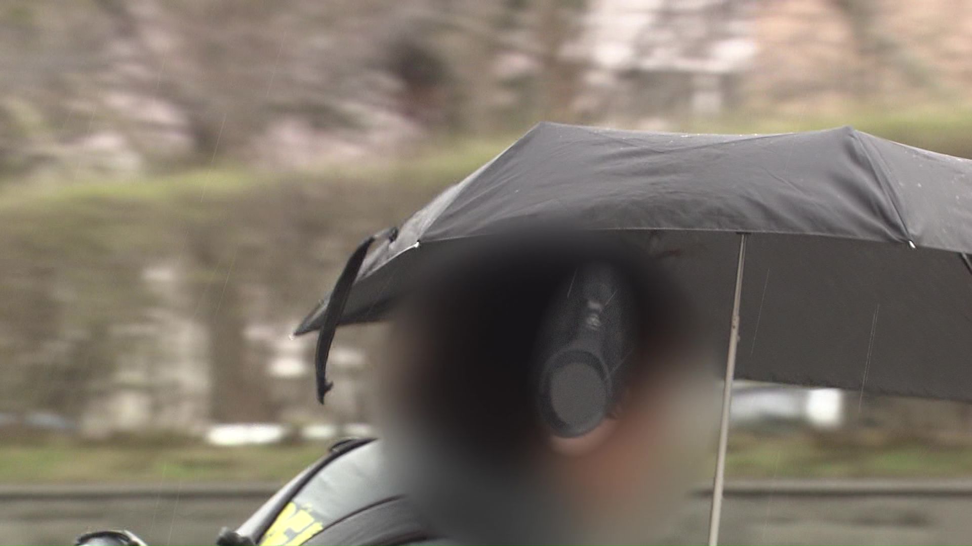 傘やイヤホンをしながらの運転