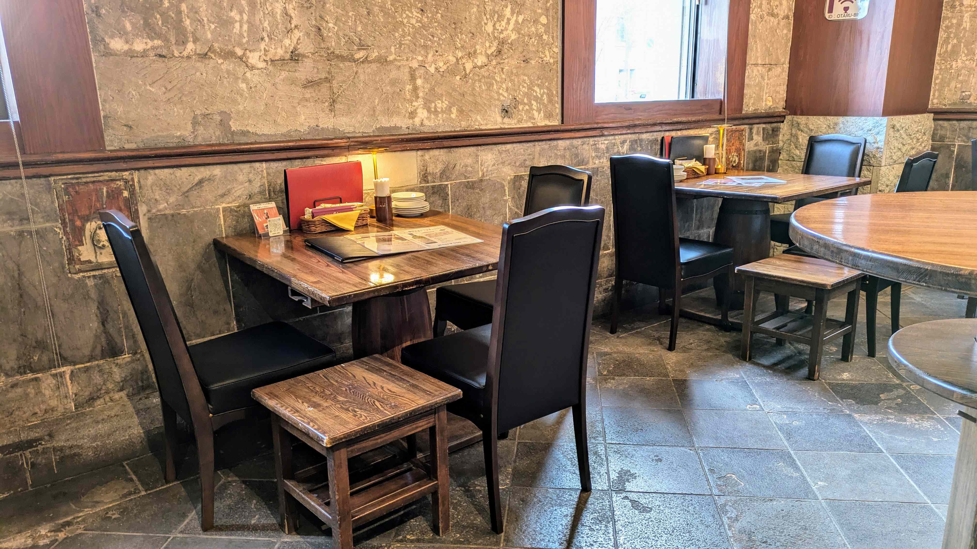 当時の壁や床がそのまま使われている