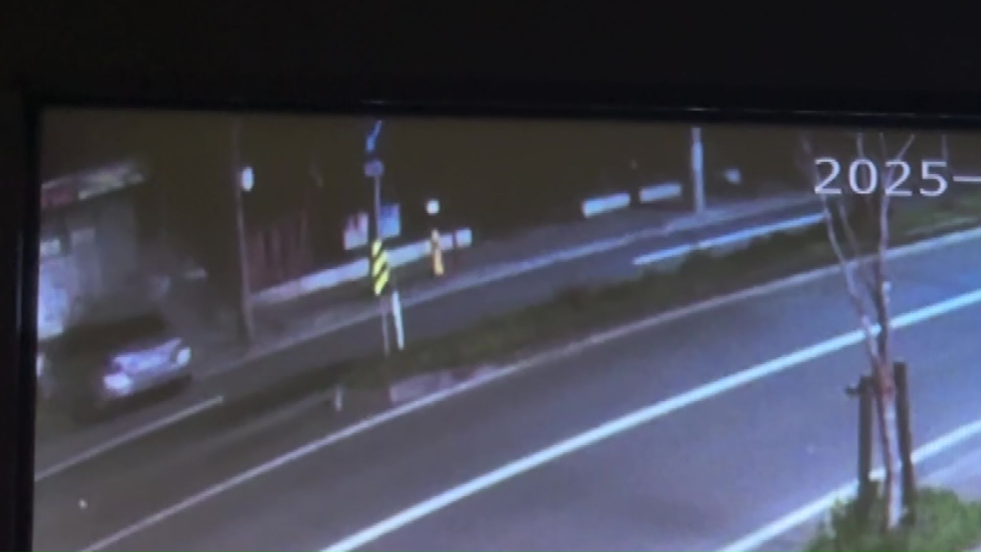 黒い乗用車は歩道へ押し出された