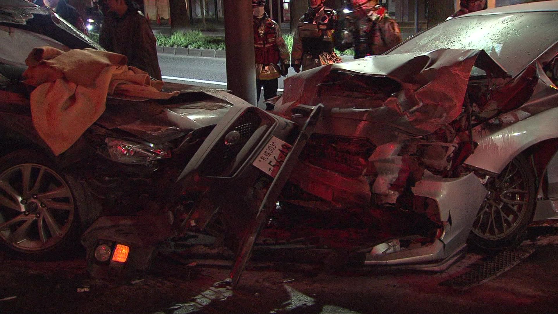 2台の乗用車は衝突により大破
