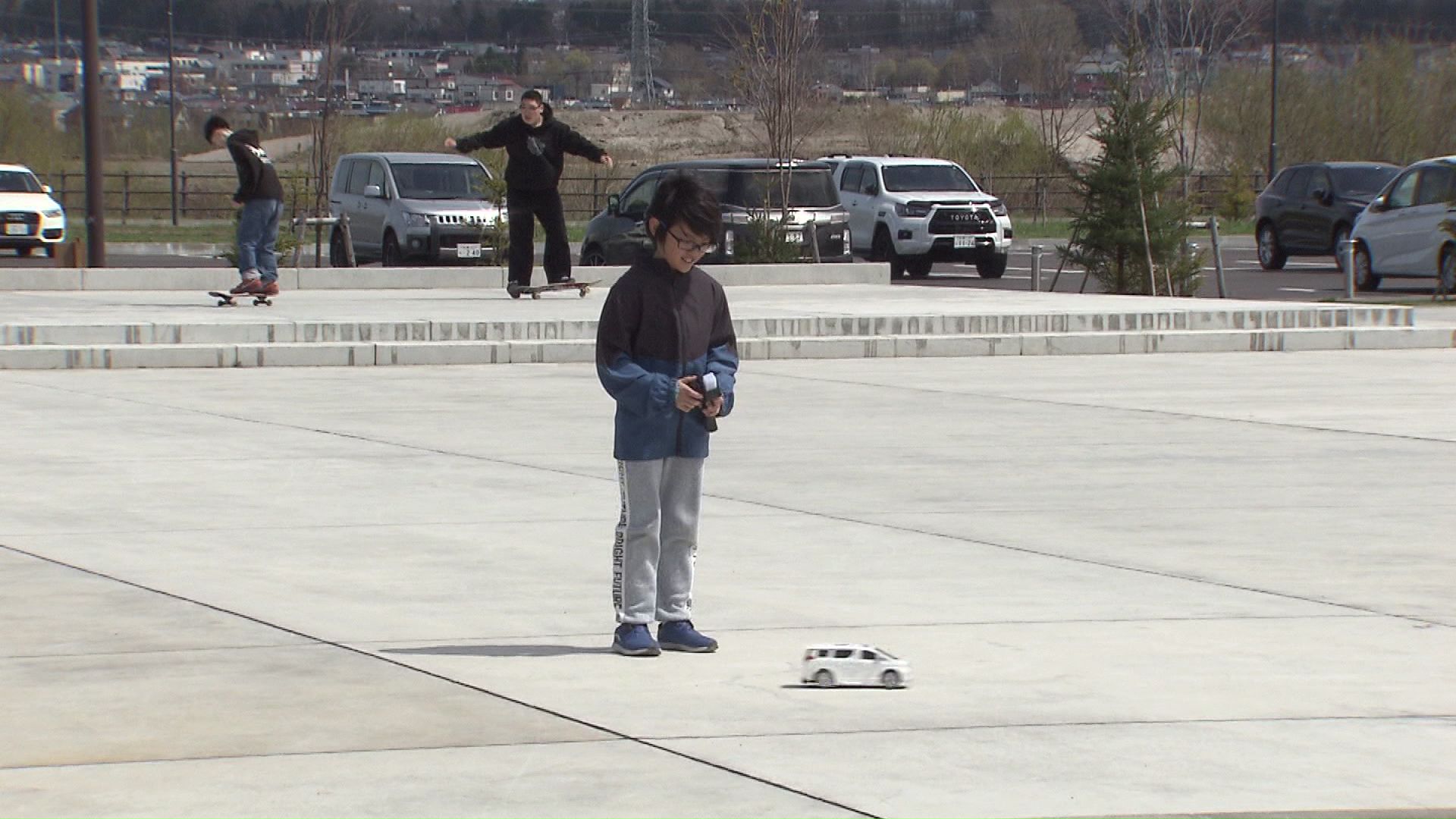 ラジコンで遊ぶ子ども
