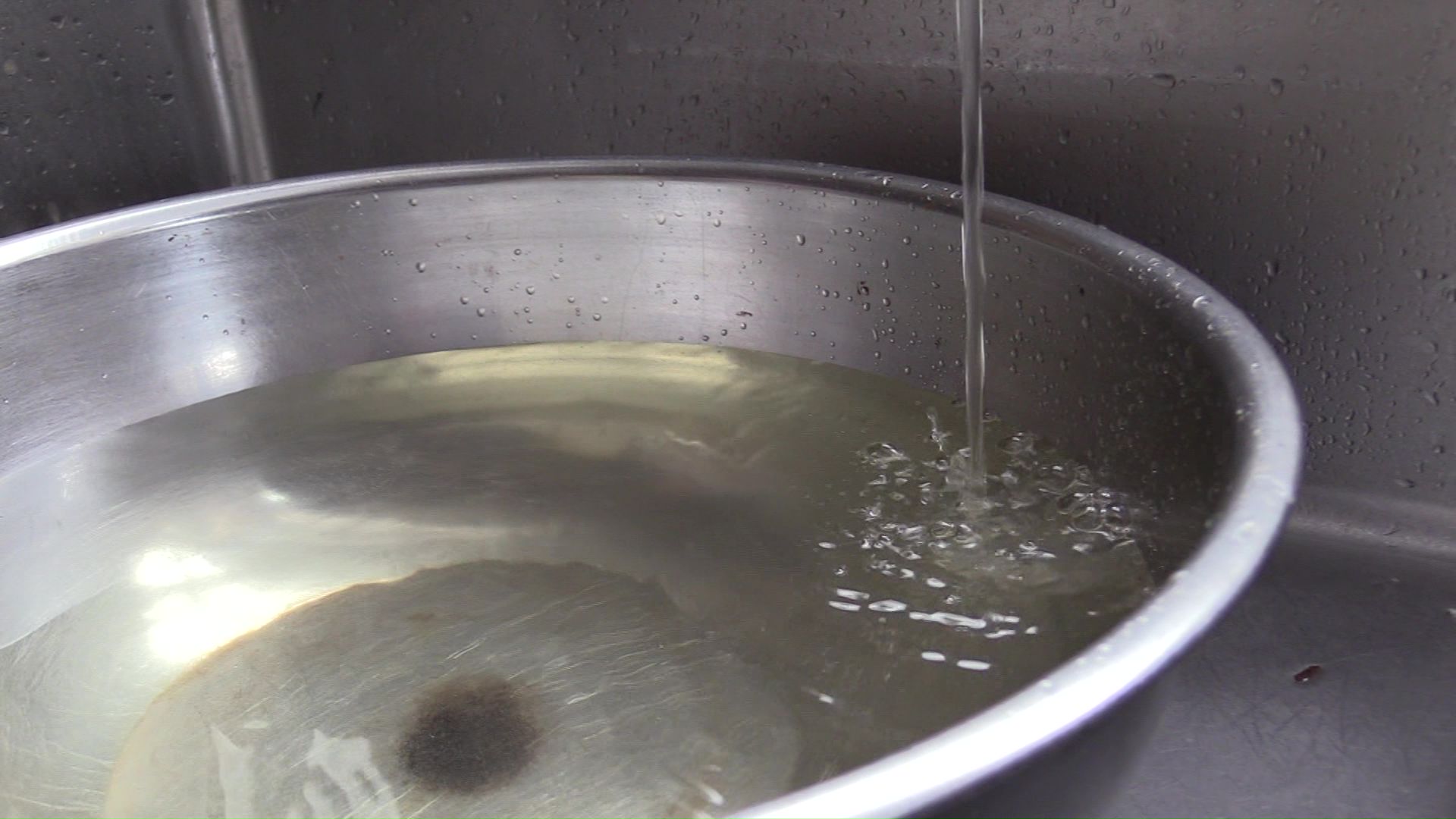 うっすらと茶色く濁った水