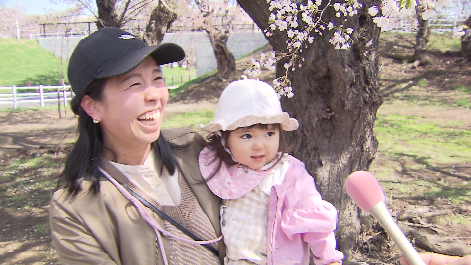 花見に訪れた親子