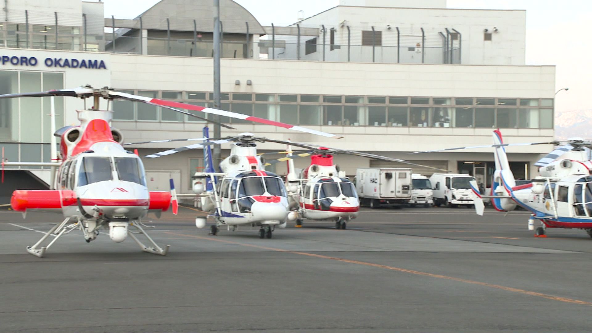 各局の取材ヘリコプター(札幌・丘珠空港)