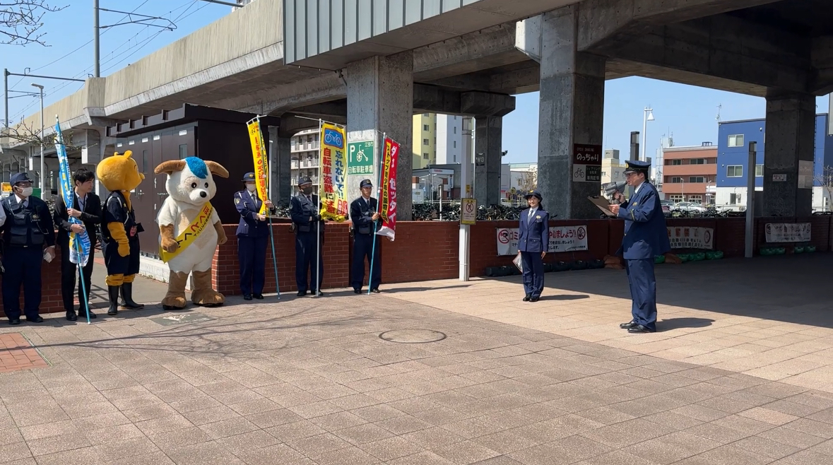 JR野幌駅で啓発活動を行うマスコットキャラクターや江別警察署員