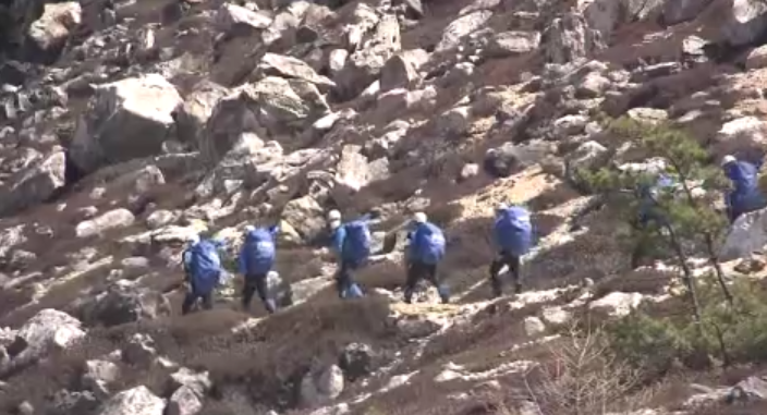 北海道警の山岳遭難救助隊(資料:2021年)