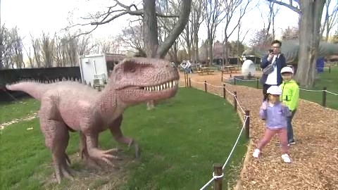 動く恐竜に子どもたちも大興奮