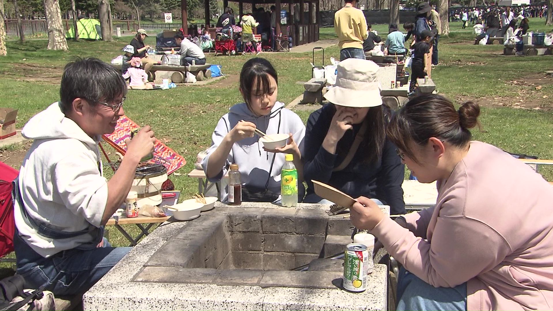 焼肉に舌鼓を打つ家族連れも