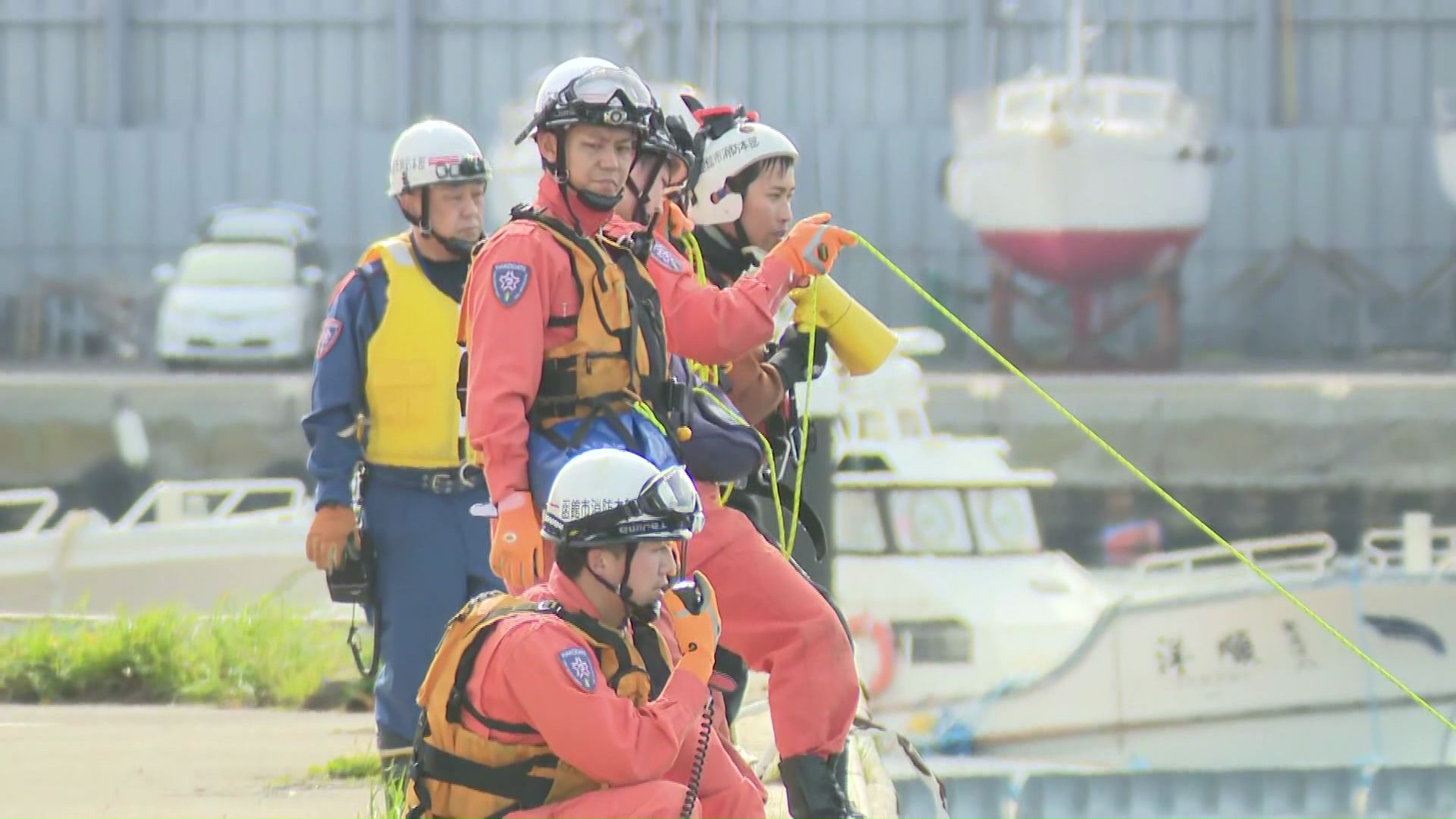 救助活動する消防隊員ら