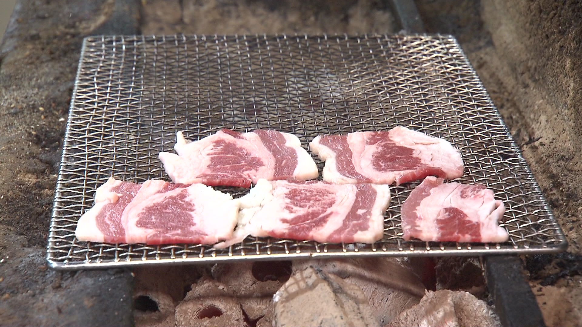 炭火で焼き上げるお肉