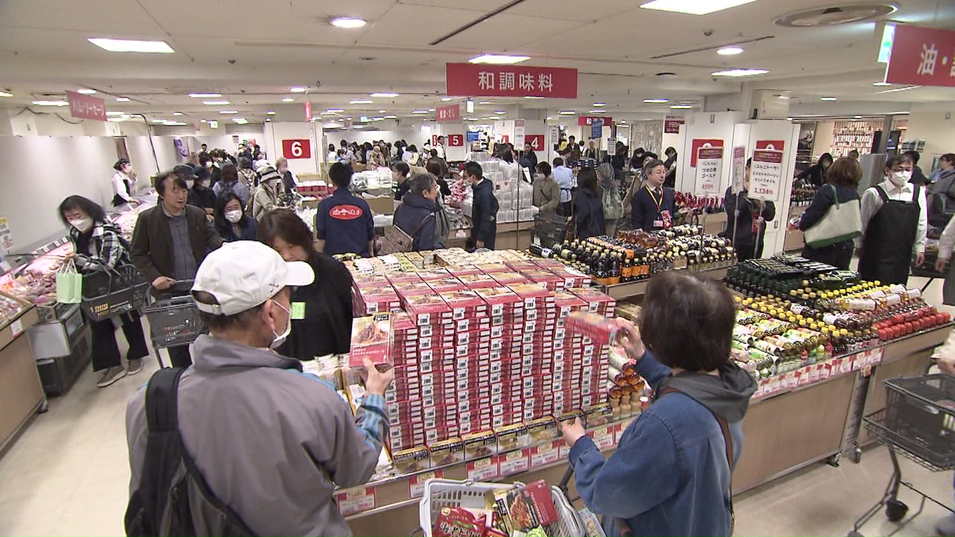 セール会場は多くの人でにぎわいました