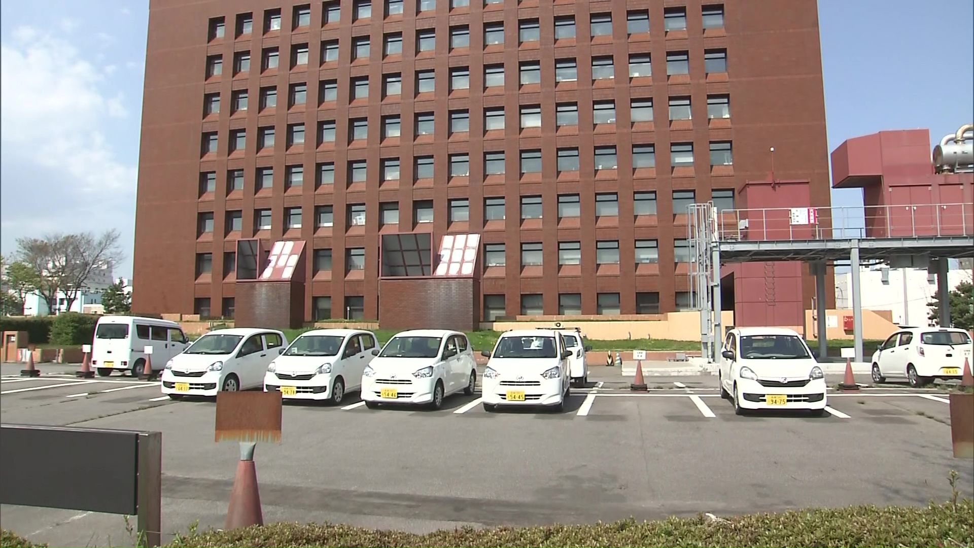 函館市役所の駐車場に停められた公用車