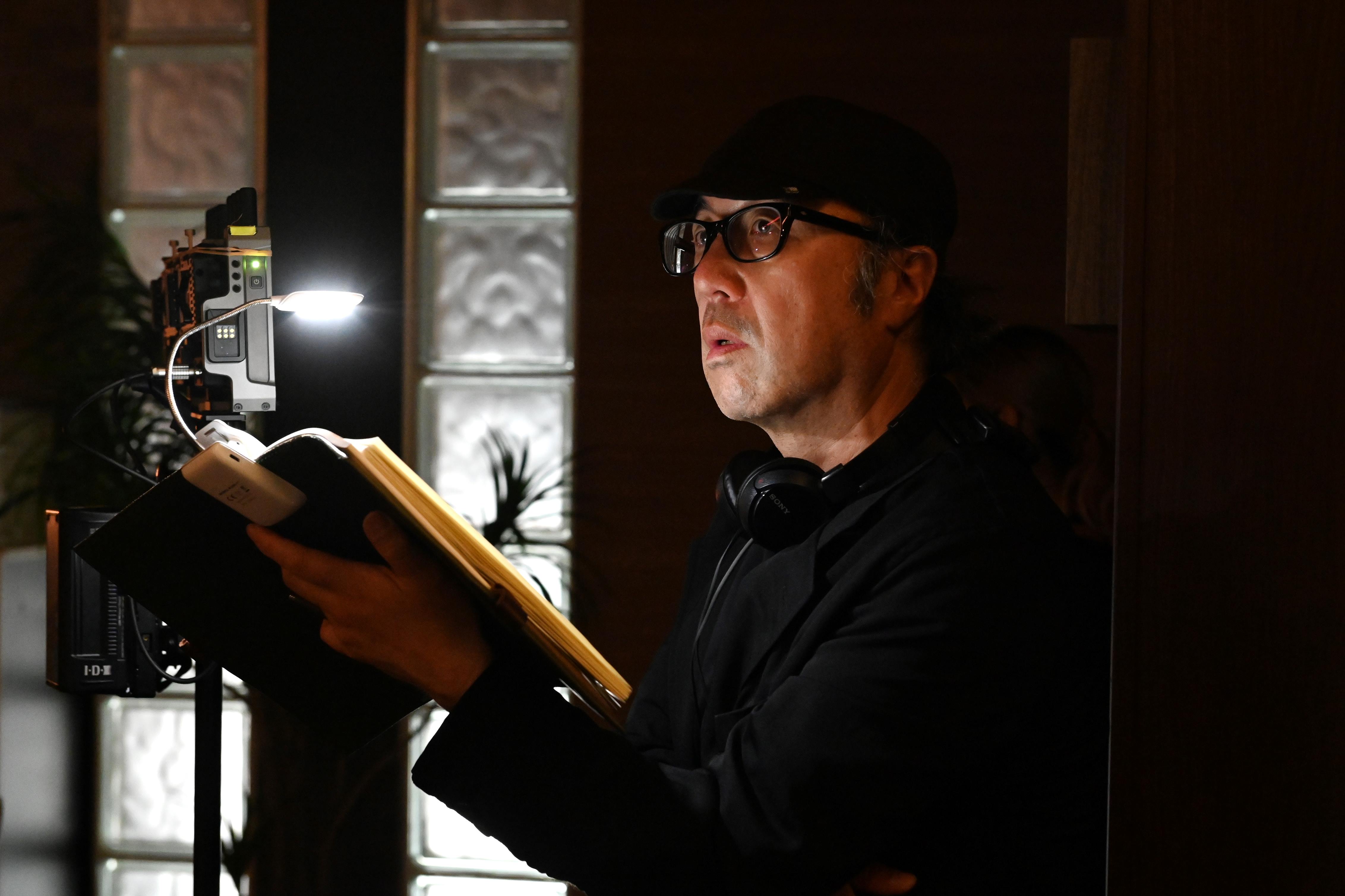 撮影現場での松木創監督